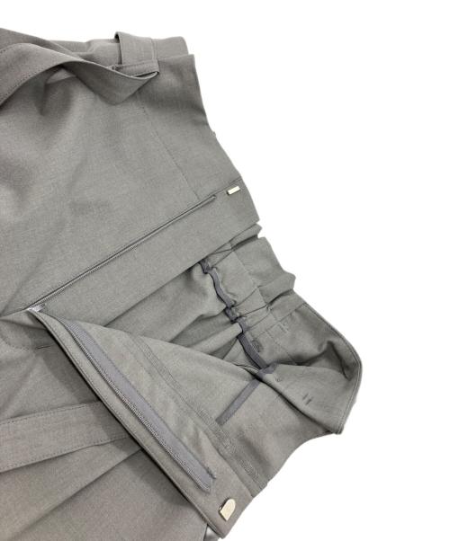 allureville（アルアバイル）allureville (アルアバイル) ストレッチヨークレスパンツ グレー サイズ:2 未使用品の古着・服飾アイテム