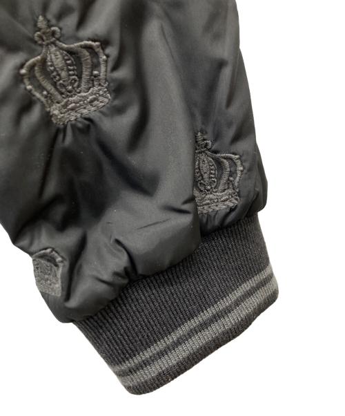 DOLCE & GABBANA（ドルチェ＆ガッバーナ）DOLCE & GABBANA (ドルチェ＆ガッバーナ) 王冠刺繍中綿ブルゾン チャコールグレー サイズ:SIZE 44の古着・服飾アイテム