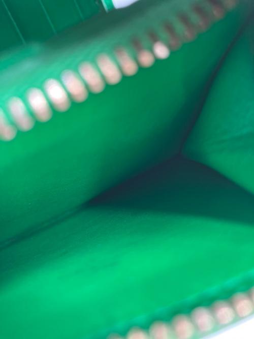 BOTTEGA VENETA（ボッテガベネタ）BOTTEGA VENETA (ボッテガベネタ) カセット スモール 二つ折りウォレット グリーンの古着・服飾アイテム