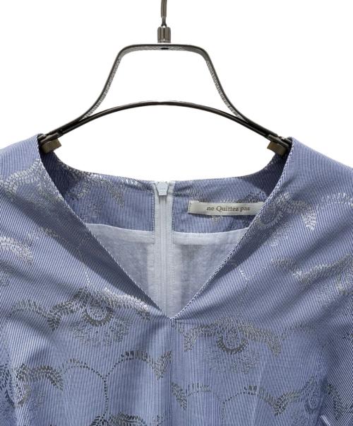 ne quittez pas（ヌキテパ）ne quittez pas (ヌキテパ) Cotton Stripe Wave Flower Foil Print Dress ブルー サイズ:Mの古着・服飾アイテム