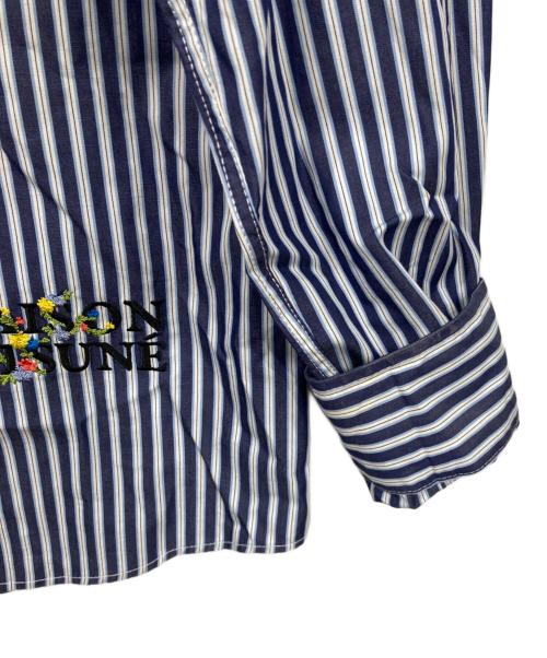 maison kitsune（メゾンキツネ）MAISON KITSUNE (メゾンキツネ) フラワーロゴストライプシャツ ネイビー サイズ:XSの古着・服飾アイテム