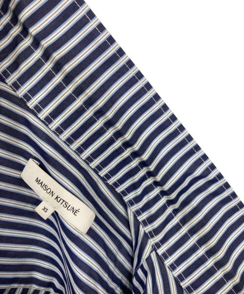 maison kitsune（メゾンキツネ）MAISON KITSUNE (メゾンキツネ) フラワーロゴストライプシャツ ネイビー サイズ:XSの古着・服飾アイテム