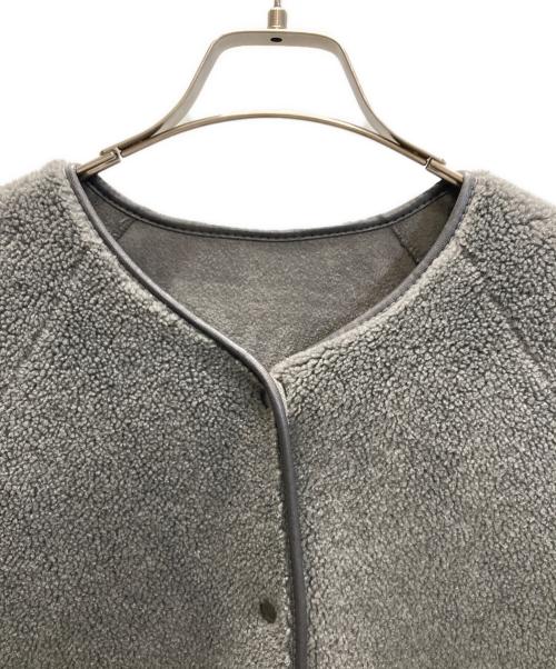 BEAUTY&YOUTH（ビューティーアンドユース）BEAUTY&YOUTH (ビューティーアンドユース) ボア×フェイクムートン ノーカラーリバーシブルコート グレー サイズ:FREEの古着・服飾アイテム