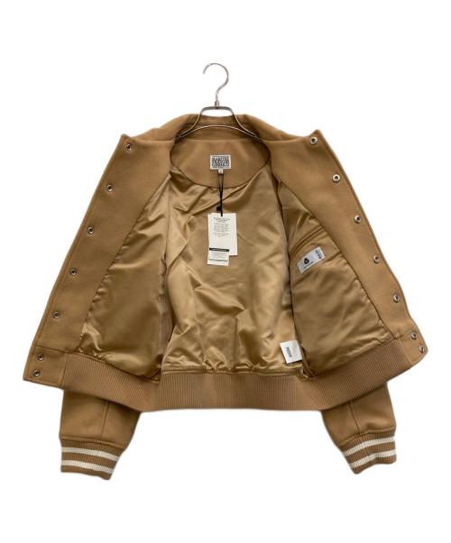 MARITHE+FRANCOIS GIRBAUD（マリテフランソワジルボー）MARITHE+FRANCOIS GIRBAUD (マリテフランソワジルボー) CHAIN LOGO VARSITY JACKET ベージュ サイズ:S 未使用品の古着・服飾アイテム