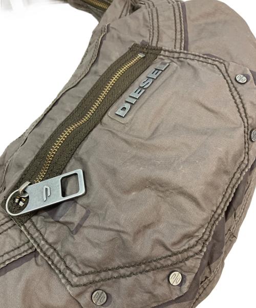 DIESEL（ディーゼル）DIESEL (ディーゼル) grunge croissant sholder bag ブラウンの古着・服飾アイテム