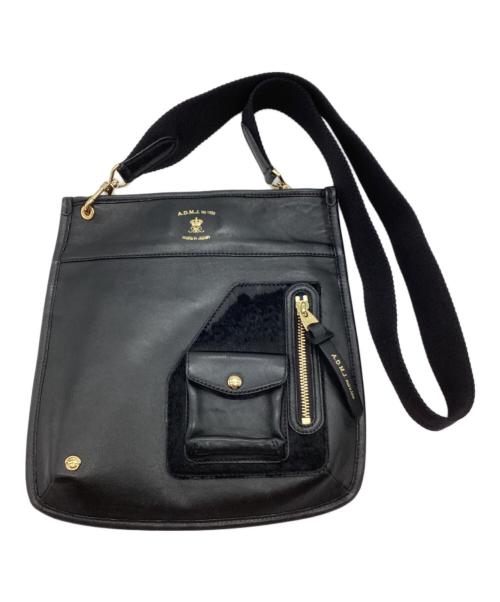 A.D.M.J.（エーディーエムジェイ）A.D.M.J. (エーディーエムジェイ) フラットクロスボディーバッグ ブラックの古着・服飾アイテム