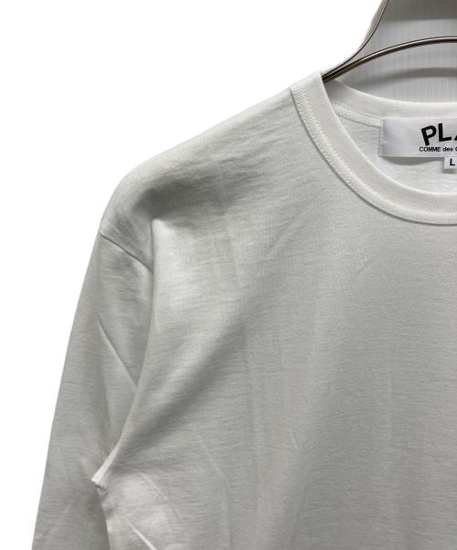 PLAY COMME des GARCONS（プレイコムデギャルソン）PLAY COMME des GARCONS (プレイコムデギャルソン) エンブレム ロングスリーブTシャツ ホワイト サイズ:L 未使用品の古着・服飾アイテム