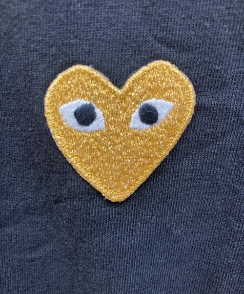 PLAY COMME des GARCONS（プレイコムデギャルソン）PLAY COMME des GARCONS (プレイコムデギャルソン) ゴールドエンブレムTシャツ ブラック サイズ:M 未使用品の古着・服飾アイテム