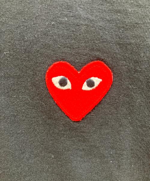 PLAY COMME des GARCONS（プレイコムデギャルソン）PLAY COMME des GARCONS (プレイコムデギャルソン) エンブレム Tシャツ ブラック サイズ:Ｍ 未使用品の古着・服飾アイテム