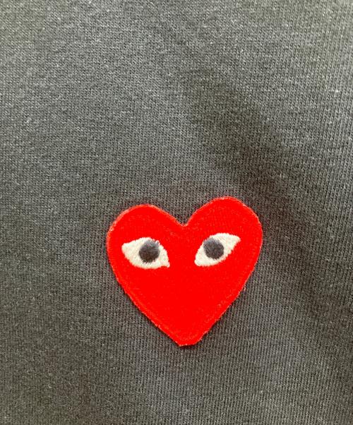PLAY COMME des GARCONS（プレイコムデギャルソン）PLAY COMME des GARCONS (プレイコムデギャルソン) エンブレム Tシャツ ブラック サイズ:M 未使用品の古着・服飾アイテム