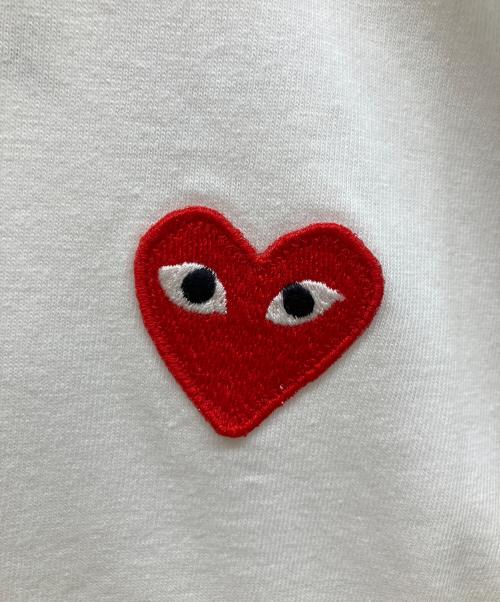 PLAY COMME des GARCONS（プレイコムデギャルソン）PLAY COMME des GARCONS (プレイコムデギャルソン) エンブレム Tシャツ ホワイト サイズ:ｌ 未使用品の古着・服飾アイテム
