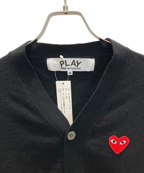 PLAY COMME des GARCONS（プレイコムデギャルソン）PLAY COMME des GARCONS (プレイコムデギャルソン) エンブレム ウールカーディガン ブラック サイズ:SIZE M 未使用品の古着・服飾アイテム