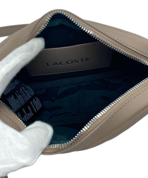 LACOSTE（ラコステ）LACOSTE (ラコステ) デイリーシティ 鹿の子エンボス加工 ショルダーバッグ ベージュの古着・服飾アイテム