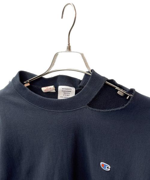 VETEMENTS（ヴェトモン）VETEMENTS (ヴェトモン) Champion (チャンピオン) ダメージ加工スウェット ブラック サイズ:Mの古着・服飾アイテム
