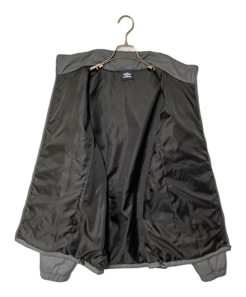 UMBRO（アンブロ）UMBRO (アンブロ) FREAK'S STORE (フリークスストア) 別注 SP Padding Jacket グレー サイズ:XLの古着・服飾アイテム