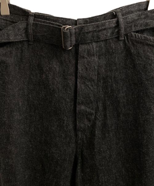 COMOLI（コモリ）COMOLI (コモリ) デニム ベルテッドパンツ ブラック サイズ:2の古着・服飾アイテム