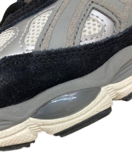 asics（アシックス）asics (アシックス) スニーカー ブラック×シルバー サイズ:27の古着・服飾アイテム