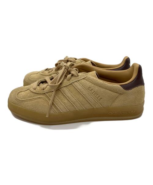 adidas（アディダス）adidas (アディダス) スニーカー ベージュ サイズ:24.5cmの古着・服飾アイテム