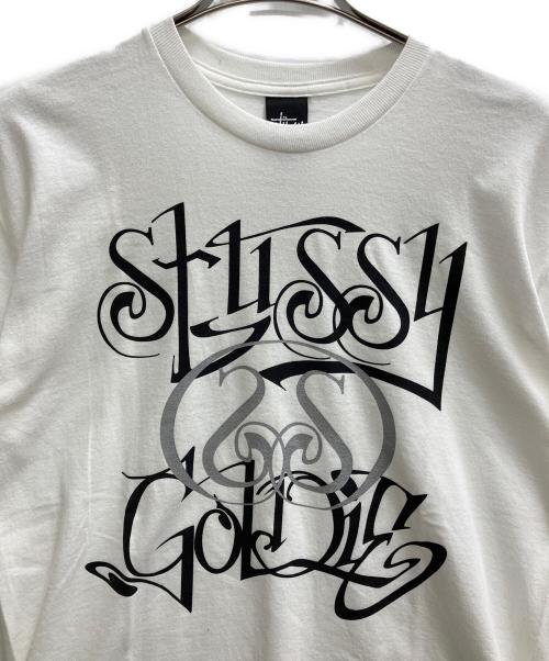 stussy（ステューシー）stussy (ステューシー) GOLDIE METALHEADZ プリントTシャツ ホワイト サイズ:Mの古着・服飾アイテム