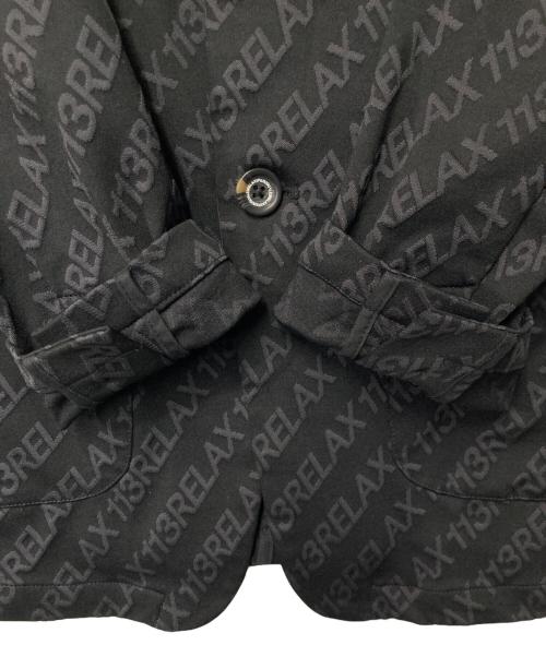 1PIU1UGUALE3 RELAX（ウノピゥウノウグァーレトレ リラックス）1piu1uguale3 relax (ウノピゥウノウグァーレトレ リラックス) 総柄ロゴジャガードジャケット ブラック サイズ:XLの古着・服飾アイテム