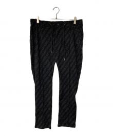 1PIU1UGUALE3 RELAX（ウノピゥウノウグァーレトレ リラックス）の古着「総柄ロゴジャガードスラックス」｜ブラック