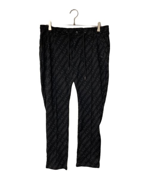 1PIU1UGUALE3 RELAX（ウノピゥウノウグァーレトレ リラックス）1piu1uguale3 relax (ウノピゥウノウグァーレトレ リラックス) 総柄ロゴジャガードスラックス ブラック サイズ:XLの古着・服飾アイテム