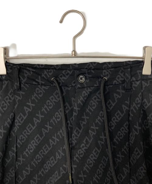 1PIU1UGUALE3 RELAX（ウノピゥウノウグァーレトレ リラックス）1piu1uguale3 relax (ウノピゥウノウグァーレトレ リラックス) 総柄ロゴジャガードスラックス ブラック サイズ:XLの古着・服飾アイテム