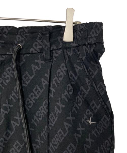 1PIU1UGUALE3 RELAX（ウノピゥウノウグァーレトレ リラックス）1piu1uguale3 relax (ウノピゥウノウグァーレトレ リラックス) 総柄ロゴジャガードスラックス ブラック サイズ:XLの古着・服飾アイテム