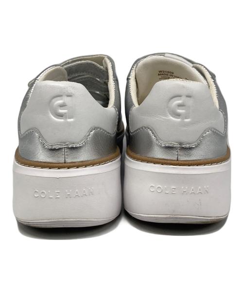 COLE HAAN（コールハーン）COLE HAAN (コールハーン) グランドプロ トップスピン トリプルストラップ スニーカー シルバー サイズ:7Bの古着・服飾アイテム