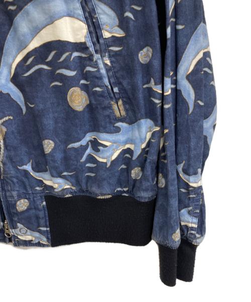 Engineered Garments（エンジニアド ガーメンツ）Engineered Garments (エンジニアド ガーメンツ) Aviator Jacket Dolphin Print ブルー サイズ:Mの古着・服飾アイテム