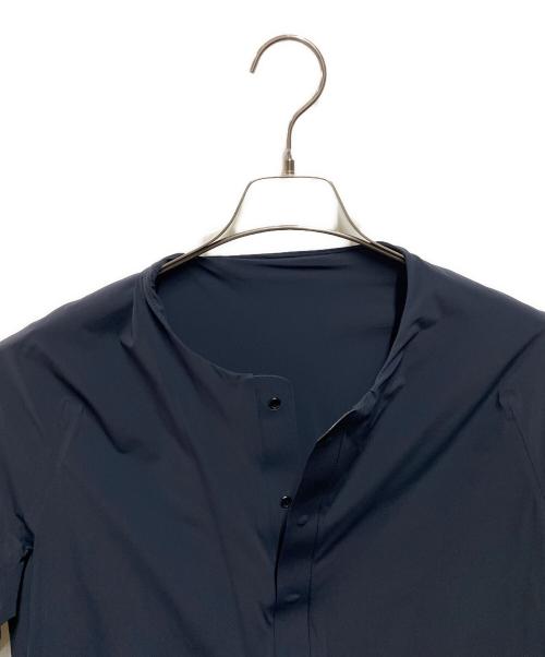 DESCENTE ALLTERRAIN（デザイント オルテライン）DESCENTE ALLTERRAIN (デザイント オルテライン) PERFORATED INSULATION SHIRT ネイビー サイズ:Ｓの古着・服飾アイテム