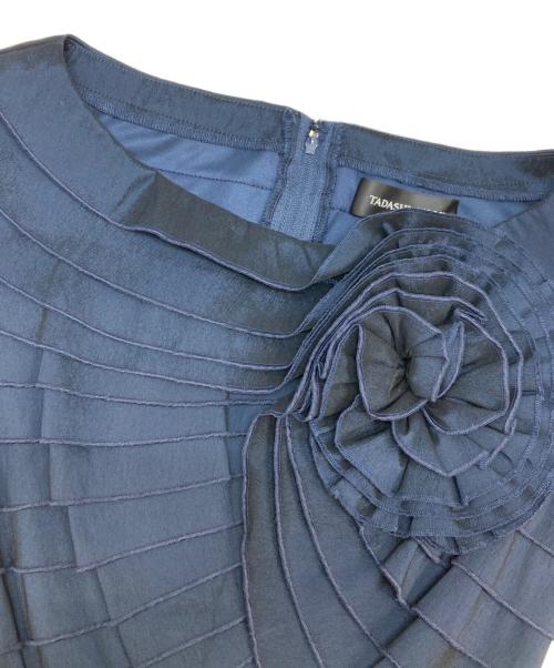 TADASHI SHOJI（タダシ ショージ）TADASHI SHOJI (タダシ ショージ) ティアードコサージュミディアムドレス ネイビーの古着・服飾アイテム