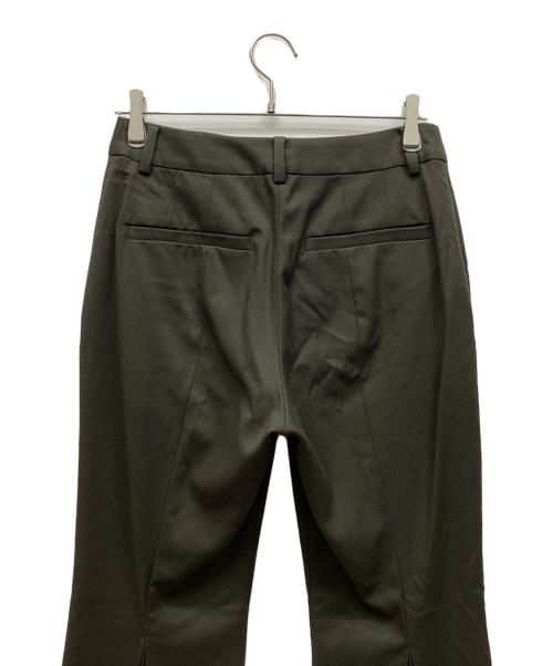CLANE（クラネ）CLANE (クラネ) BACK PLEATS FLARE PANTS カーキ サイズ:2 未使用品の古着・服飾アイテム