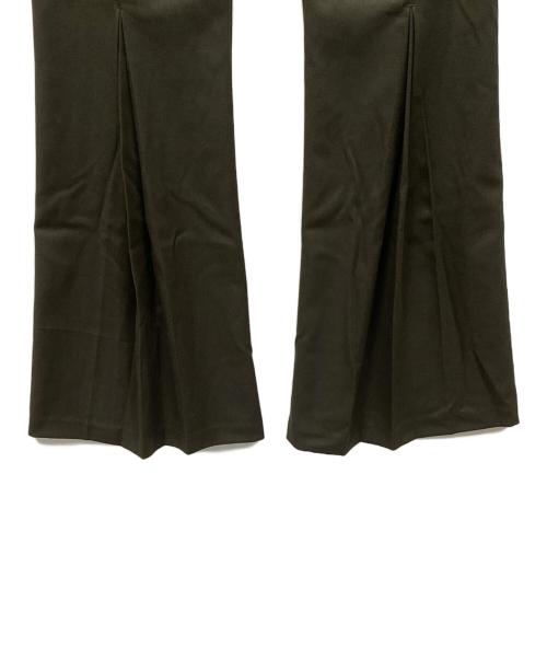 CLANE（クラネ）CLANE (クラネ) BACK PLEATS FLARE PANTS カーキ サイズ:2 未使用品の古着・服飾アイテム