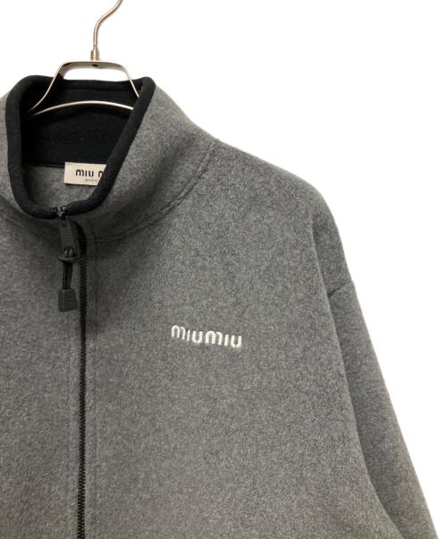 MIU MIU（ミュウミュウ）MIU MIU (ミュウミュウ) フリース スウェットシャツ　MJL042 S000 15V3 グレー サイズ:Sの古着・服飾アイテム