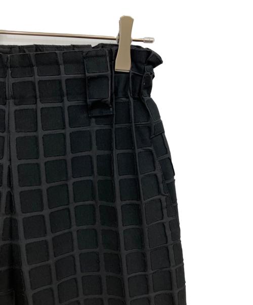 ISSEY MIYAKE（イッセイミヤケ）ISSEY MIYAKE (イッセイミヤケ) スクエアタイルパターンクロップドパンツ ブラック サイズ:1の古着・服飾アイテム