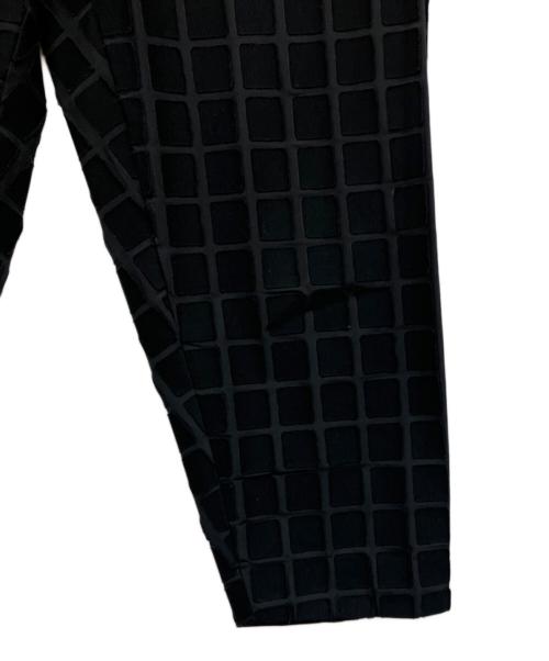 ISSEY MIYAKE（イッセイミヤケ）ISSEY MIYAKE (イッセイミヤケ) スクエアタイルパターンクロップドパンツ ブラック サイズ:1の古着・服飾アイテム