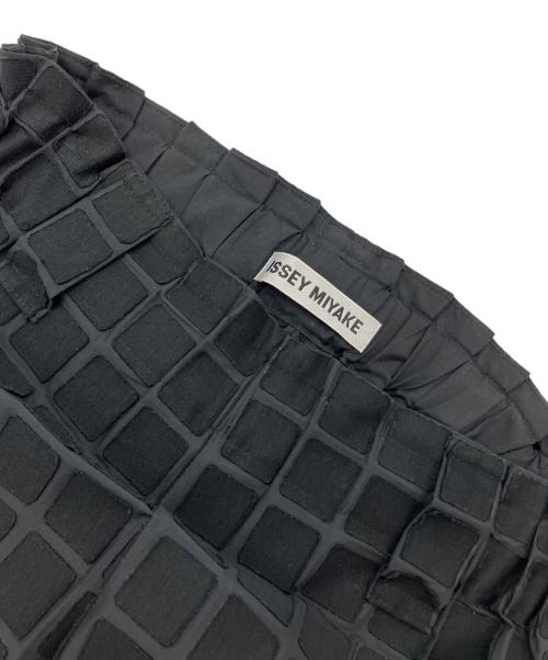 ISSEY MIYAKE（イッセイミヤケ）ISSEY MIYAKE (イッセイミヤケ) スクエアタイルパターンクロップドパンツ ブラック サイズ:1の古着・服飾アイテム