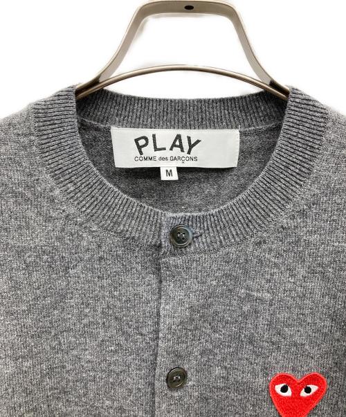 PLAY COMME des GARCONS（プレイコムデギャルソン）PLAY COMME des GARCONS (プレイコムデギャルソン) Round Neck Cardigan グレー サイズ:Mの古着・服飾アイテム