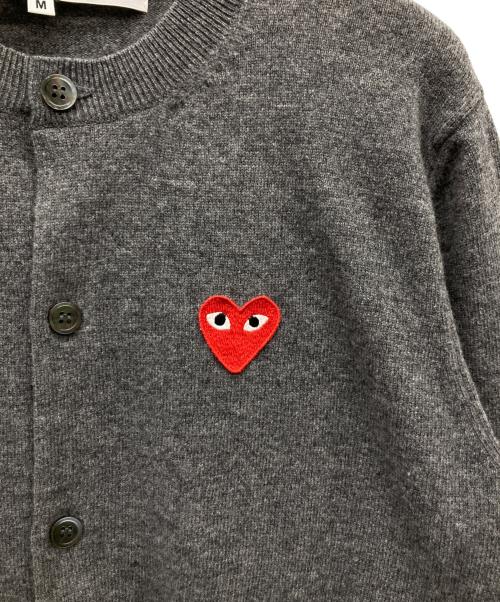 PLAY COMME des GARCONS（プレイコムデギャルソン）PLAY COMME des GARCONS (プレイコムデギャルソン) Round Neck Cardigan グレー サイズ:Mの古着・服飾アイテム