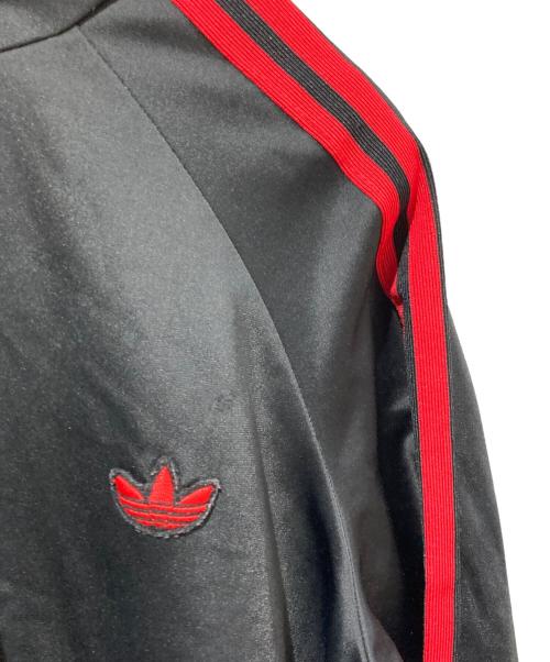 adidas（アディダス）adidas (アディダス) 曲がりポケットトラックジャケット ブラック×レッド サイズ:48の古着・服飾アイテム