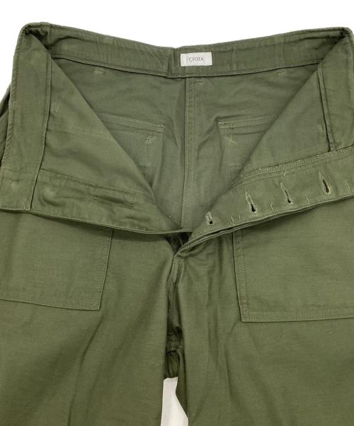 CIOTA（シオタ）CIOTA (シオタ) スビンコットン ムラ糸バックサテン ベイカーパンツ オリーブ サイズ:4の古着・服飾アイテム