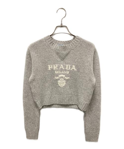 PRADA（プラダ）PRADA (プラダ) カシミヤ混 ロゴデザインクルーネックニット グレー サイズ:36の古着・服飾アイテム
