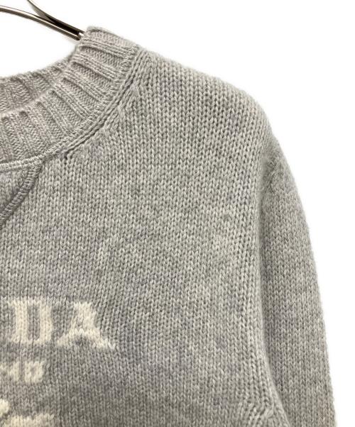 PRADA（プラダ）PRADA (プラダ) カシミヤ混 ロゴデザインクルーネックニット グレー サイズ:36の古着・服飾アイテム