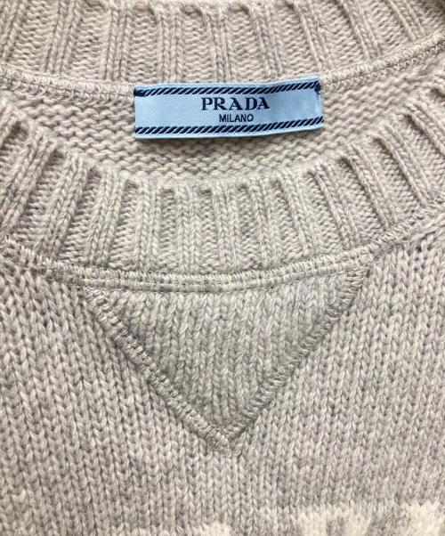 PRADA（プラダ）PRADA (プラダ) カシミヤ混 ロゴデザインクルーネックニット グレー サイズ:36の古着・服飾アイテム
