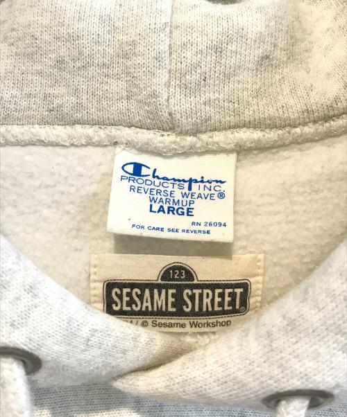 Champion REVERSE WEAVE（チャンピオン リバース ウィーブ）Champion REVERSE WEAVE (チャンピオン リバース ウィーブ) SESAME STREET (セサミストリート) ELMOパーカー ライトグレー サイズ:Lの古着・服飾アイテム