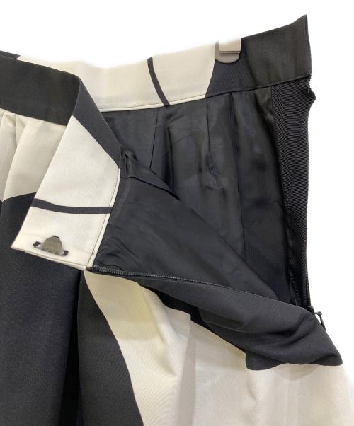 M・Fil（エムフィル）M・Fil (エムフィル) EFFE BEAMS (エッフェ ビームス) リーフタッチ プリント ロング スカート　242-12294 ブラック×ホワイト サイズ:38の古着・服飾アイテム