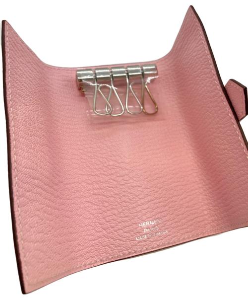 HERMES（エルメス）HERMES (エルメス) ベアン H金具4連キーケース/シェブルミゾル/ピンク系/Z刻印/シルバー金具 ピンクの古着・服飾アイテム