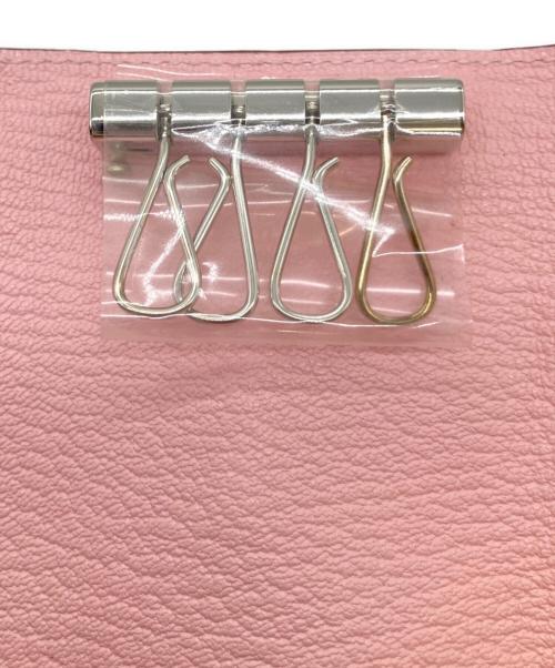 HERMES（エルメス）HERMES (エルメス) ベアン H金具4連キーケース/シェブルミゾル/ピンク系/Z刻印/シルバー金具 ピンクの古着・服飾アイテム