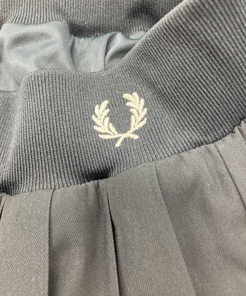 FRED PERRY（フレッドペリー）FRED PERRY (フレッドペリー) Sheer Knit Paneled Skirt　F8703 ブラック サイズ:64-70の古着・服飾アイテム